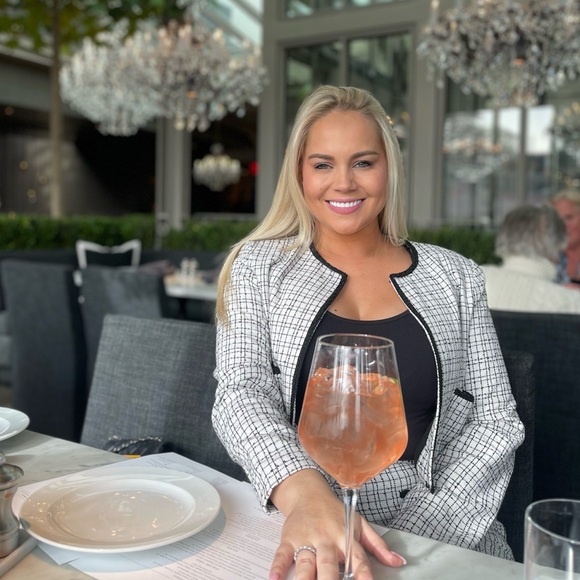 Meet your Posher, Amanda - Picture 2 of 2